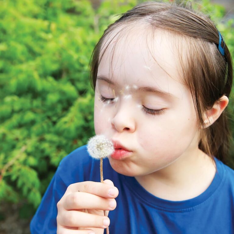 Alfa eCare flicka med maskros downs girl dandelion