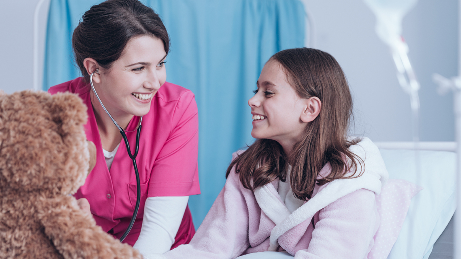 Alfa eCare SignIt Nurse and girl smiling in hospital